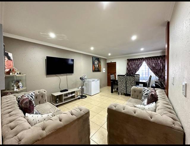 2 BEDROOM APARTMENT FOR SALE IN NEW REDRUTH